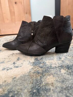 Spring Step L’Artiste Embossed Leather Ankle Boots | Melodie | Size 39, charcoa